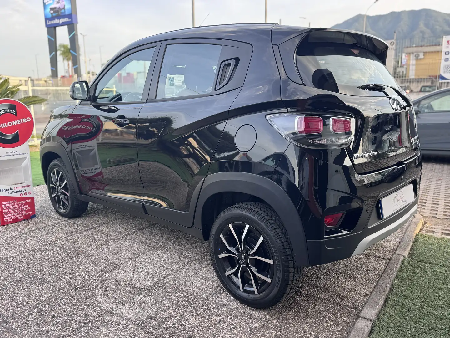 Mahindra KUV100 1.2 K8 Schwarz - 2