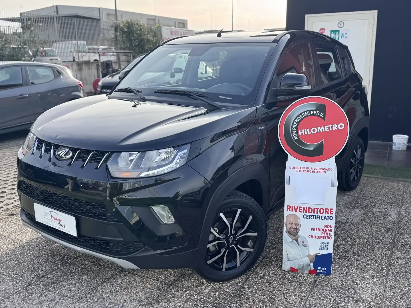 Mahindra KUV100 1.2 K8 Schwarz - 1