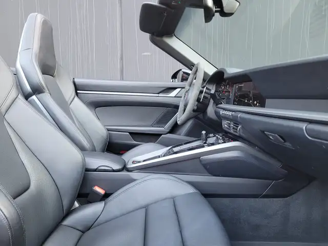 Porsche 911 view 10