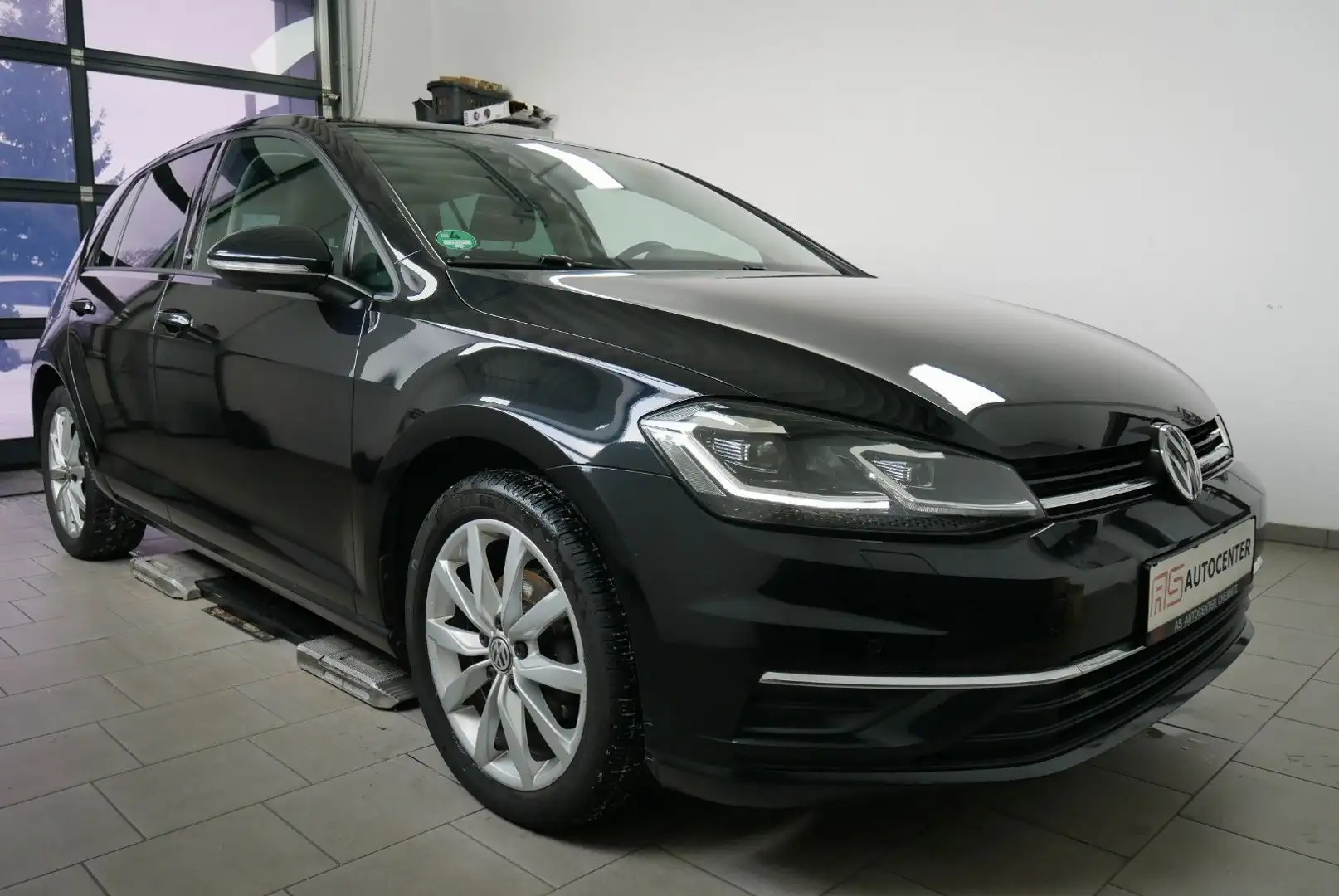 Volkswagen Golf VII Lim. Sound LED ACC CarPlay Allwetter Noir - 1