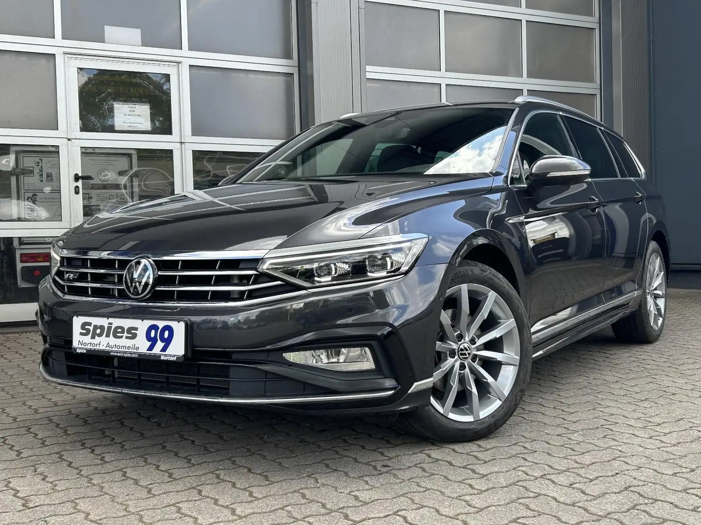 Volkswagen Passat Variant R-Line Leder Matrix AHK Navi Massage Grau - 2
