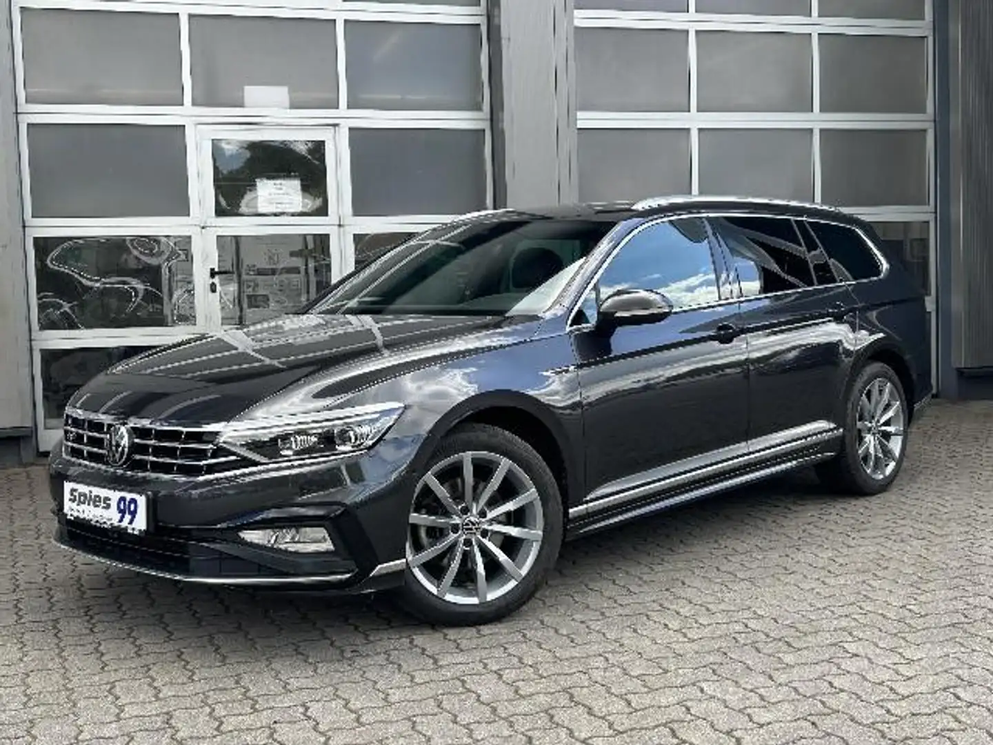 Volkswagen Passat Variant R-Line Leder Matrix AHK Navi Massage Grau - 1