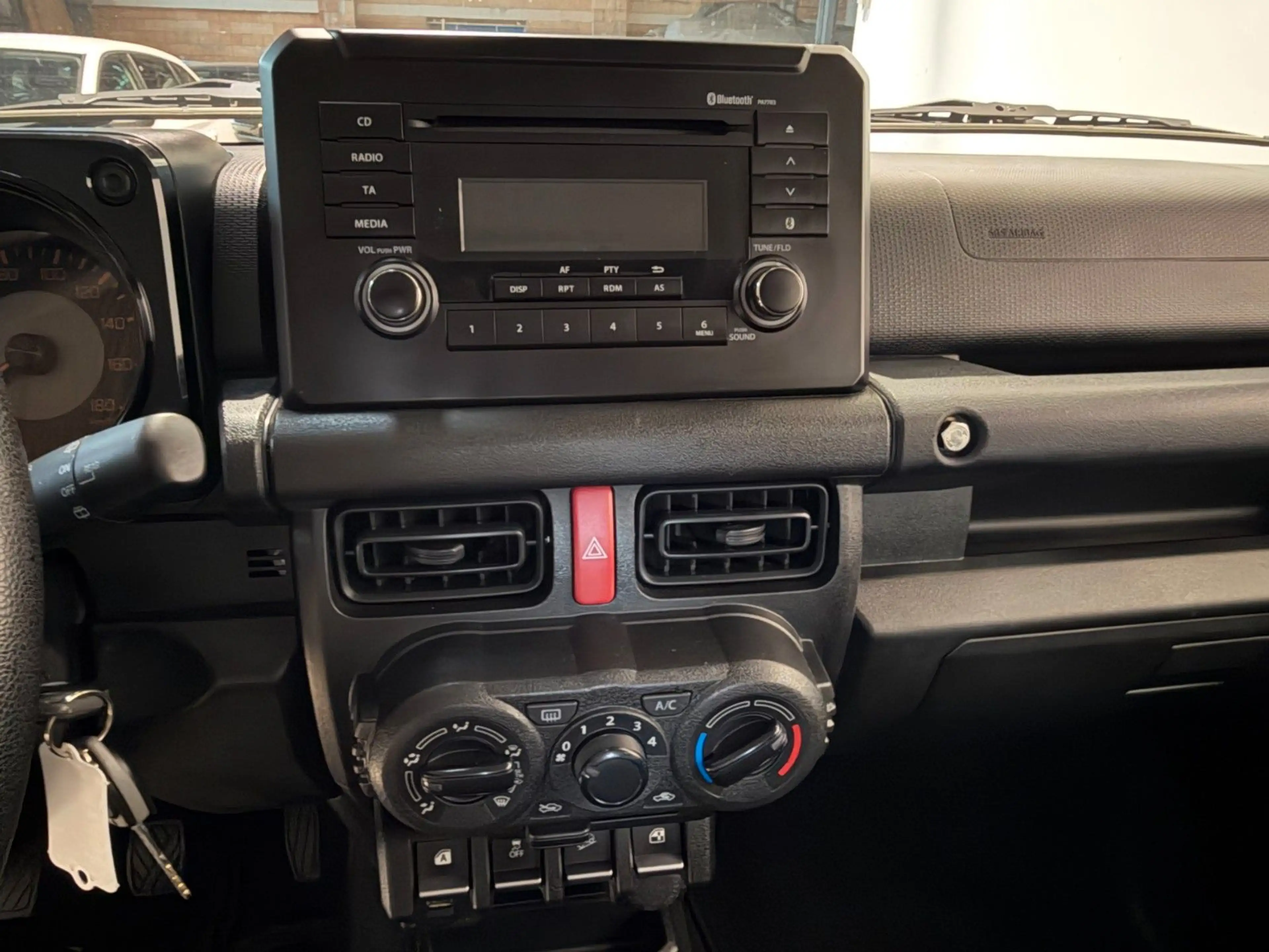 Suzuki Jimny AllGrip 1.5 Anhängerkupplung — photo 7