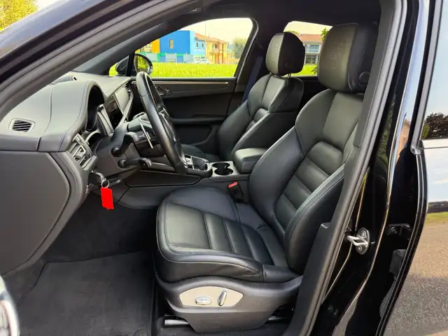 Porsche Macan view 6