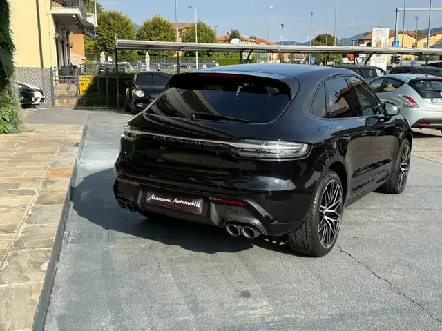 Porsche Macan view 3