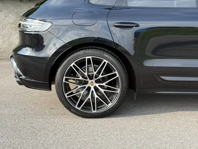 Porsche Macan view 5