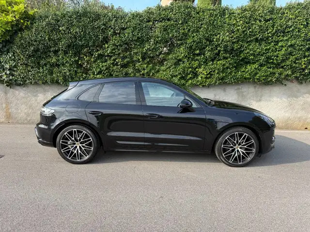 Porsche Macan view 4