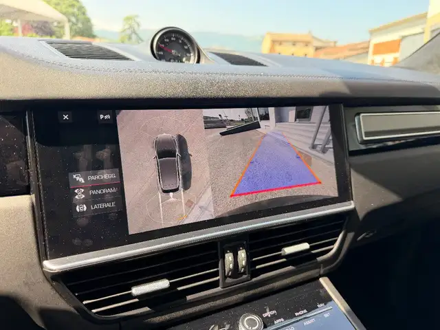 Porsche Cayenne view 21
