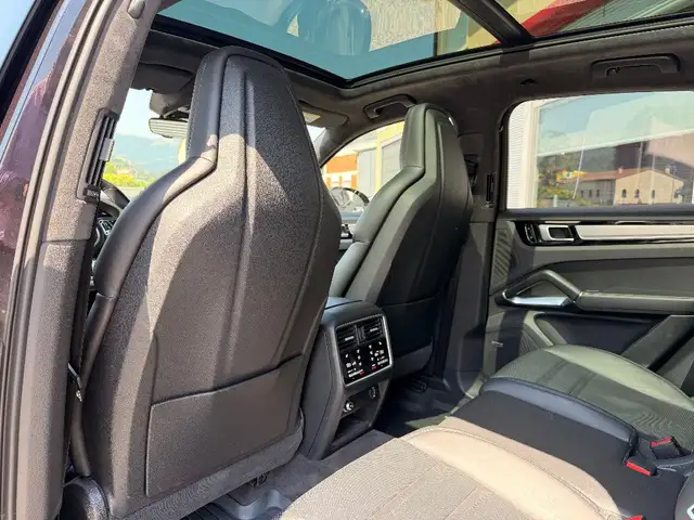 Porsche Cayenne view 12