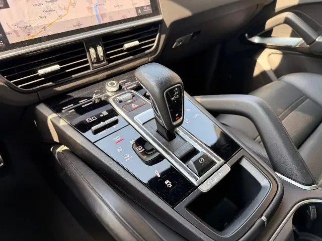 Porsche Cayenne view 19