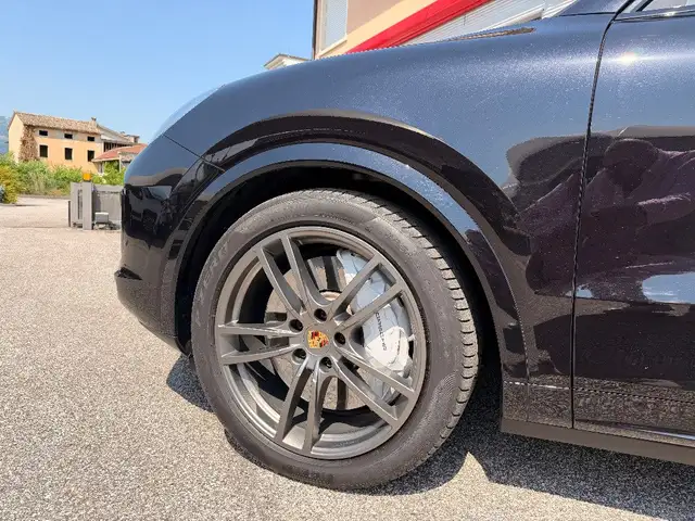 Porsche Cayenne view 4