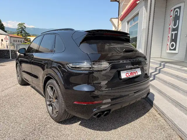 Porsche Cayenne view 6