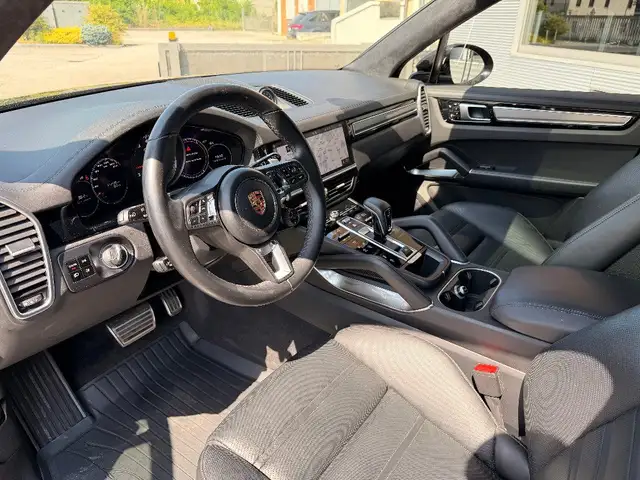 Porsche Cayenne view 10