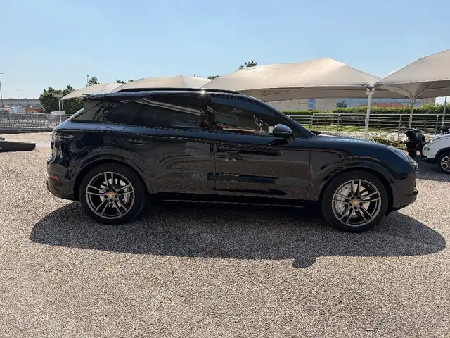 Porsche Cayenne view 9