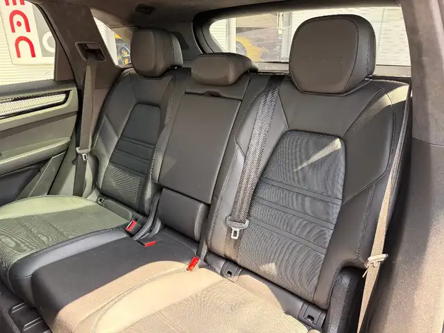 Porsche Cayenne view 13