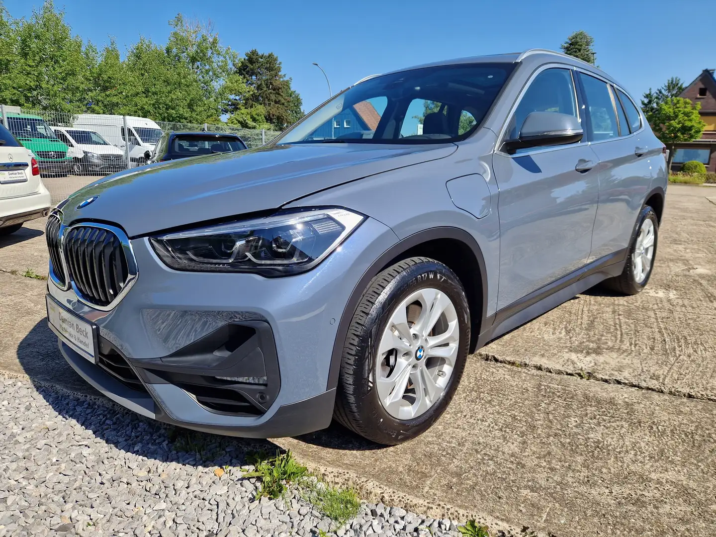 BMW X1 xDrive 25 e Advantage Grau - 1