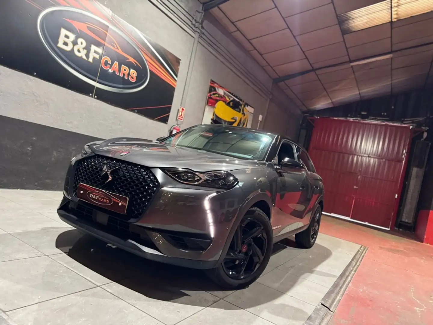DS Automobiles DS 3 Crossback BlueHDi Performance Line + 130 Aut. Gris - 1