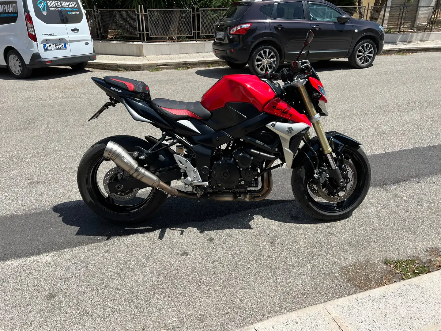 Suzuki GSR 750 Red - 1