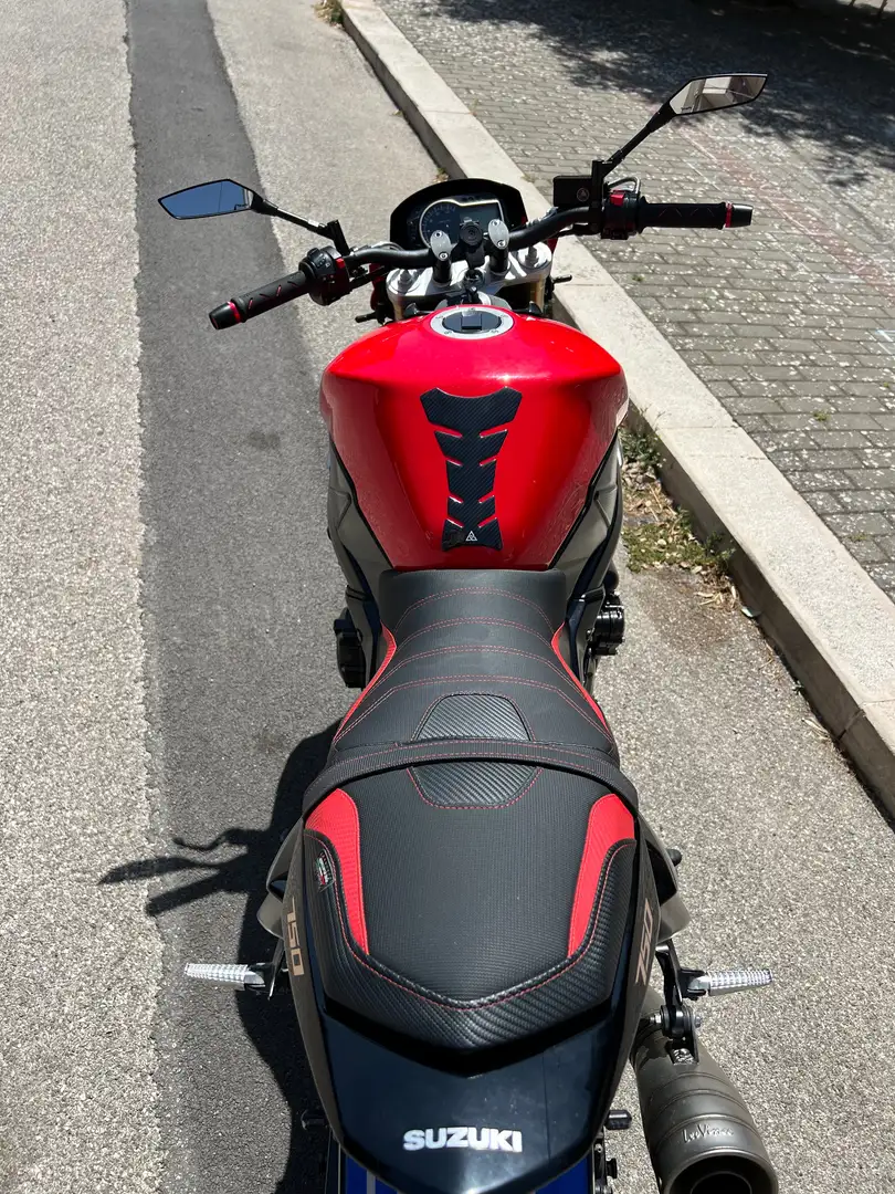 Suzuki GSR 750 Red - 2