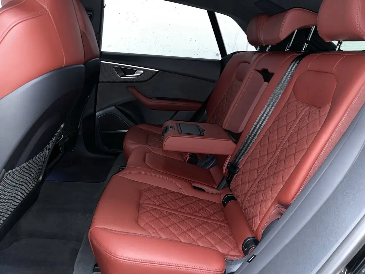 Audi SQ8 снимка Audi SQ8