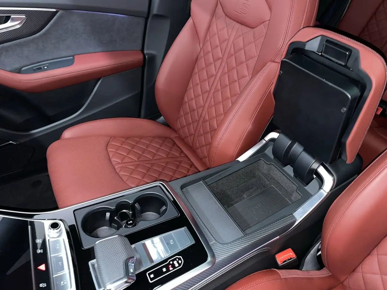 Audi SQ8 снимка Audi SQ8