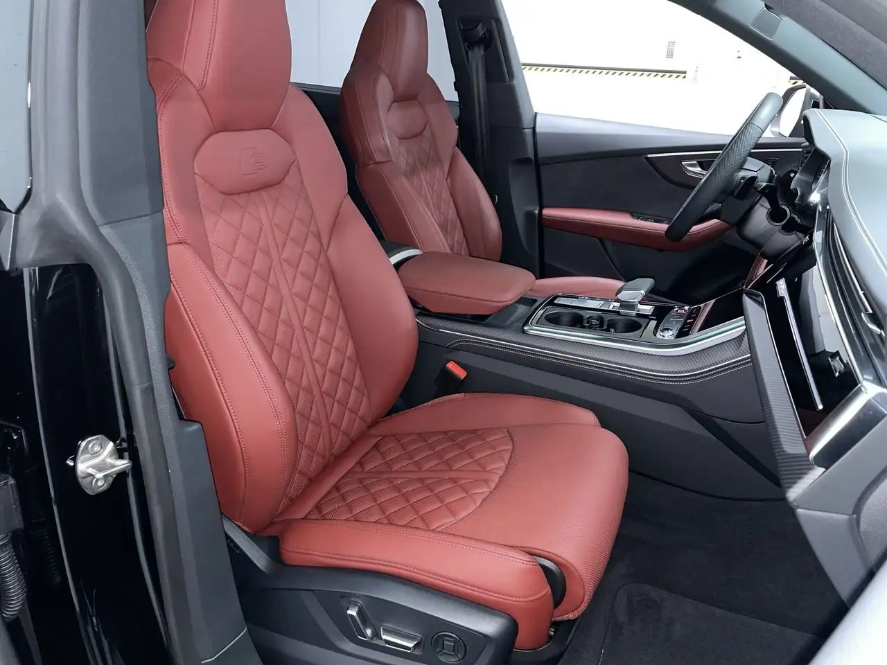 Audi SQ8 снимка Audi SQ8