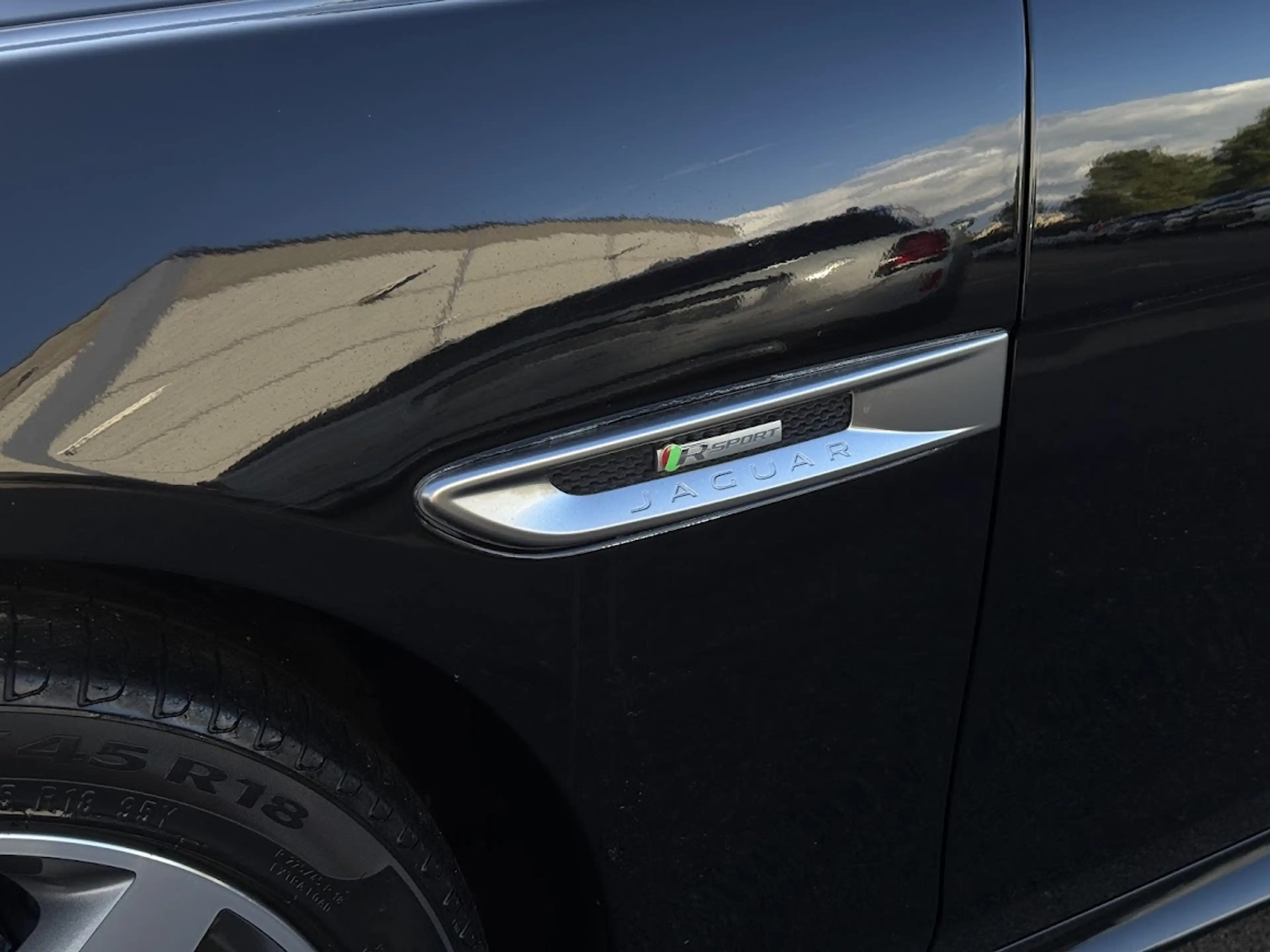 Jaguar XE Sedan / AUTOMAAT / R-Sport / LEDER / PANODAK / CAMERA / VERW ZETEL / NAVI / AIRCO / +++ — photo 5