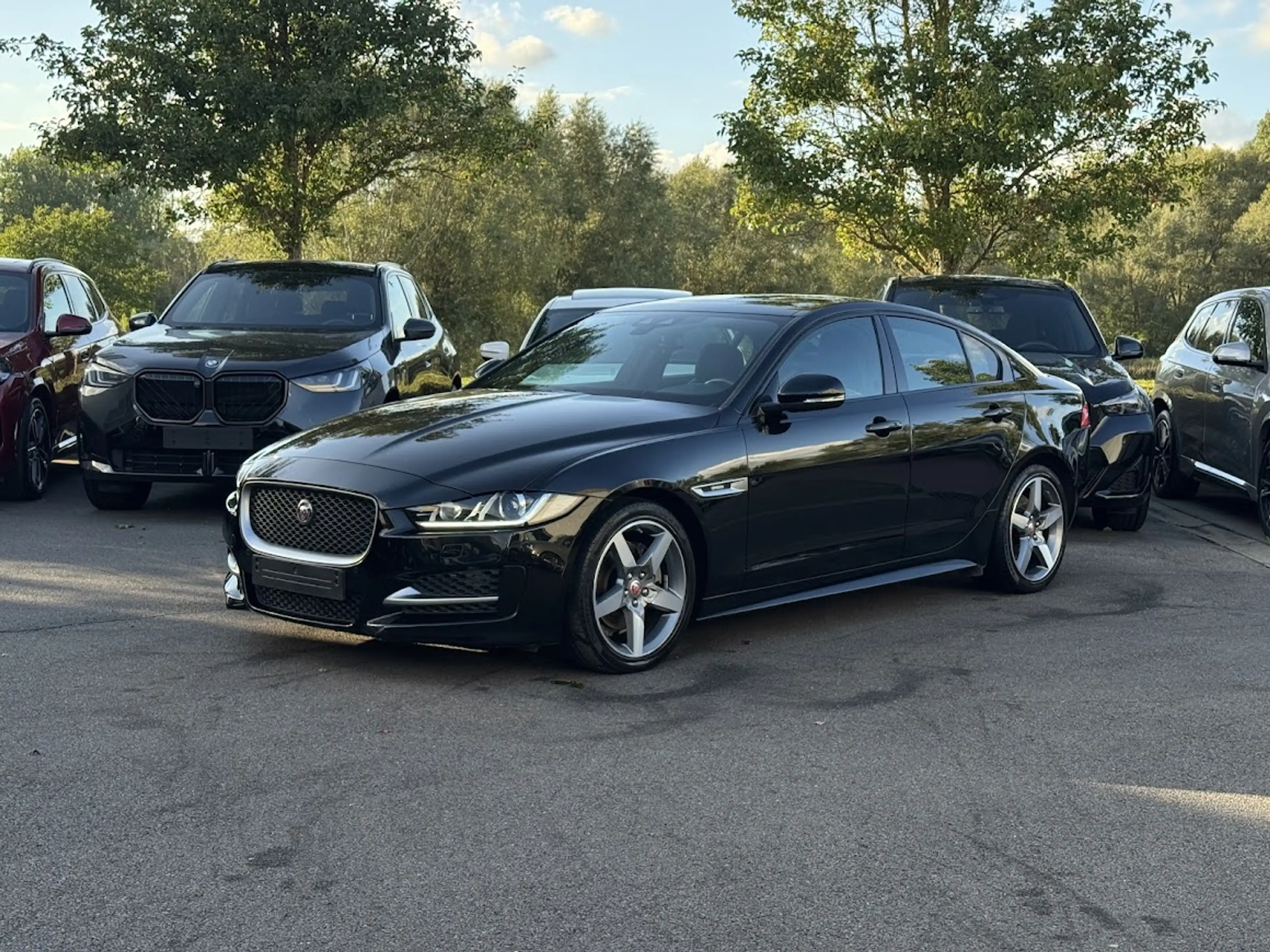 Jaguar XE Sedan / AUTOMAAT / R-Sport / LEDER / PANODAK / CAMERA / VERW ZETEL / NAVI / AIRCO / +++ — photo 2