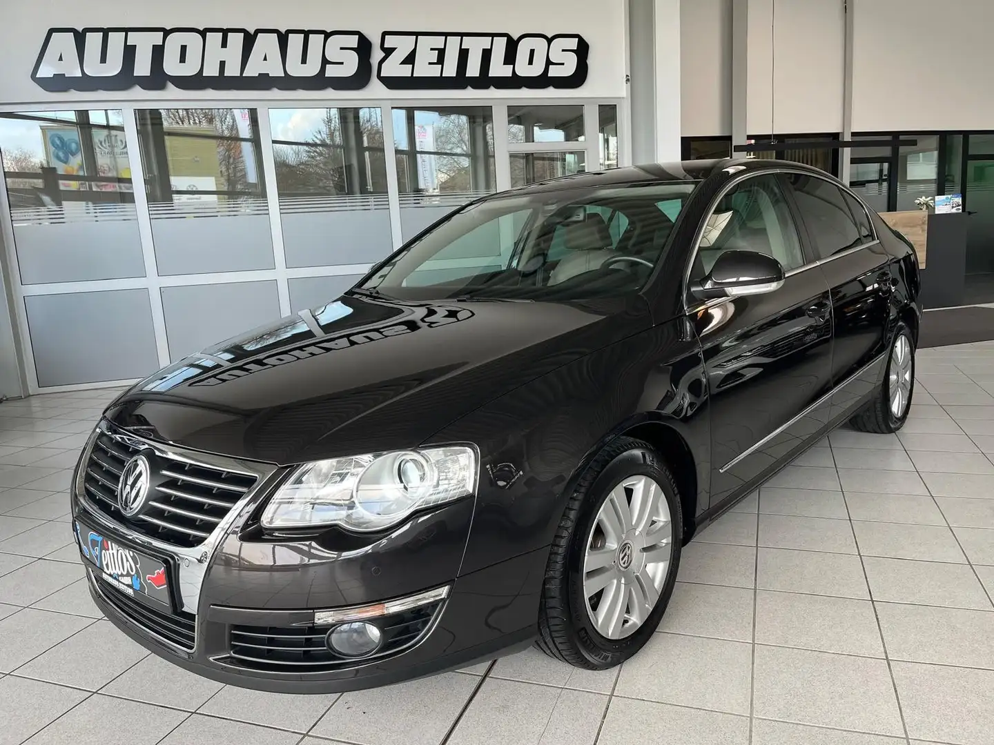 Volkswagen Passat Highline *Automatik*SHZ*PDC*Alcantara*BT* Bruin - 1