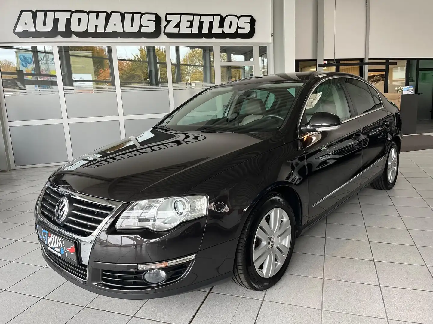 Volkswagen Passat Highline *Automatik*SHZ*PDC*Alcantara*BT* Braun - 1