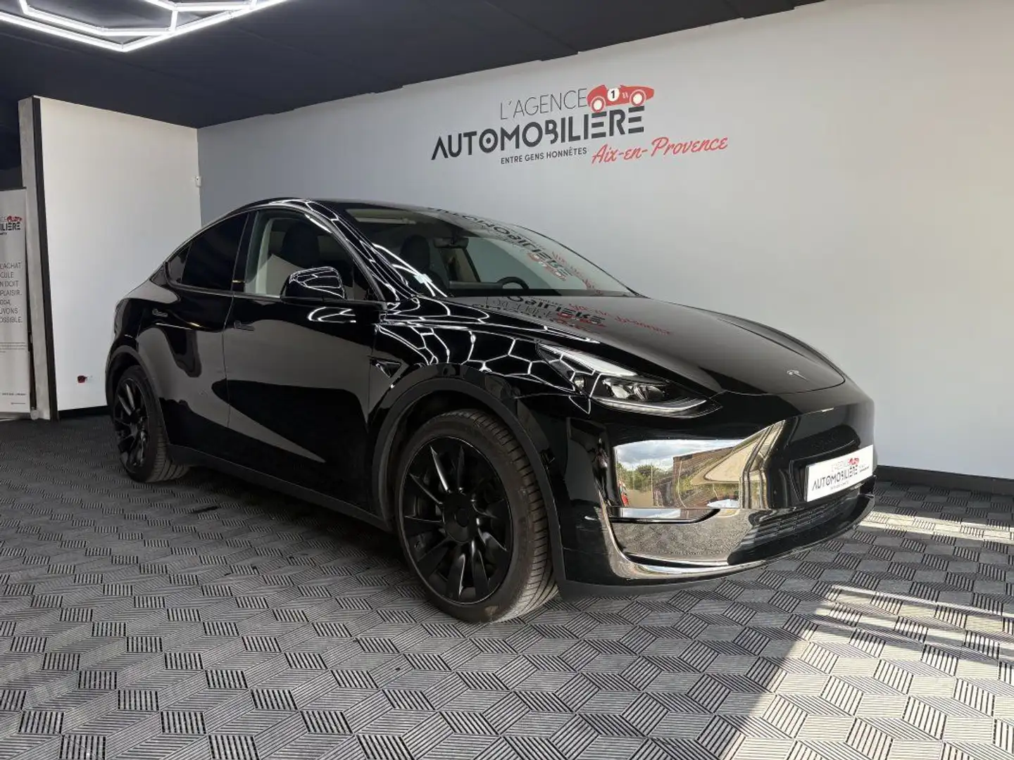 Tesla Model Y 300 AUTONOMIE STANDARD RWD 60 KWH 2023 Noir - 1