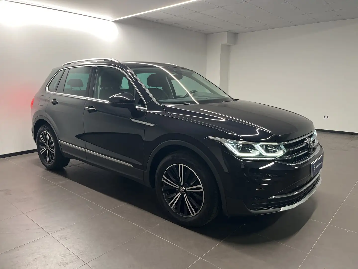 Volkswagen Tiguan Nuova Elegance 2.0 TDI SCR 110 kW (150 CV) DSG Zwart - 2