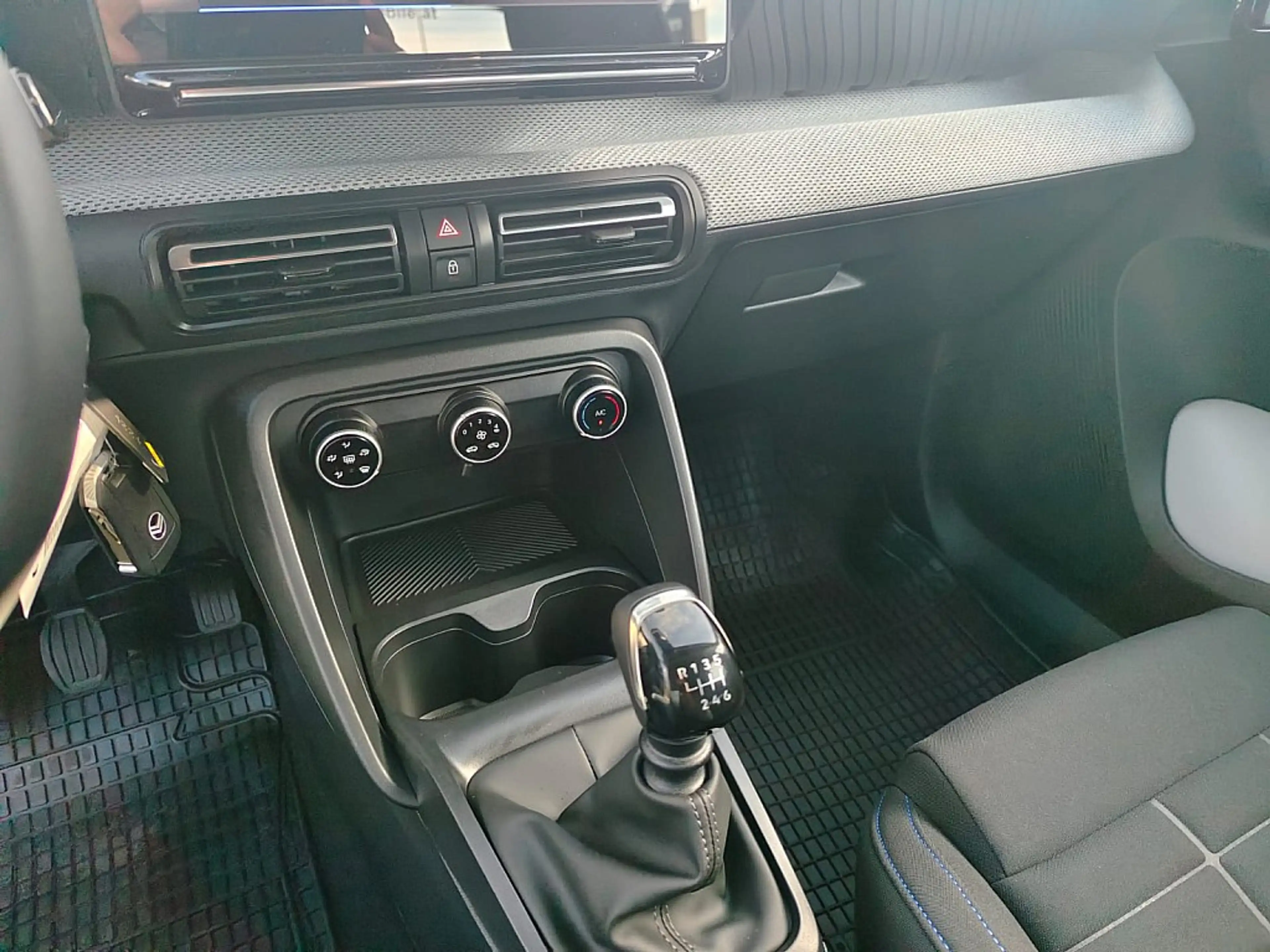 Citroen C3 PureTech 100 S&S 6-Gang-Manuell PLUS AKTION — photo 12