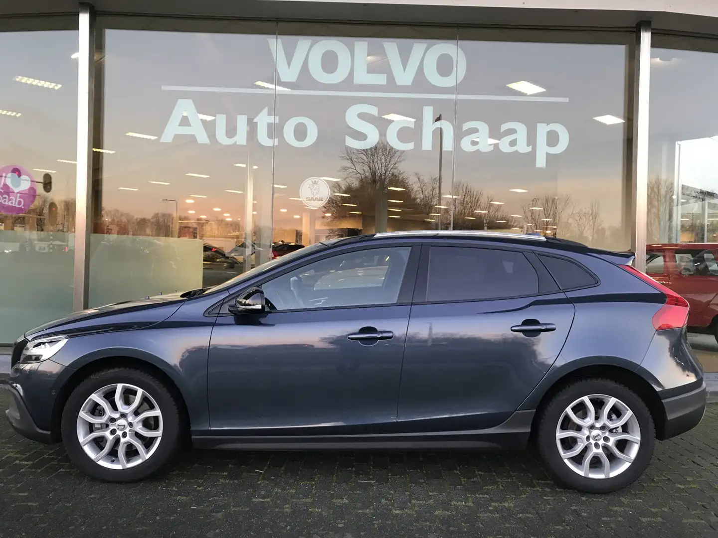 Volvo V40 Cross Country 1.5 T3 Polar+ Luxury Automaat | Rijklaar incl 12 m Bleu - 2