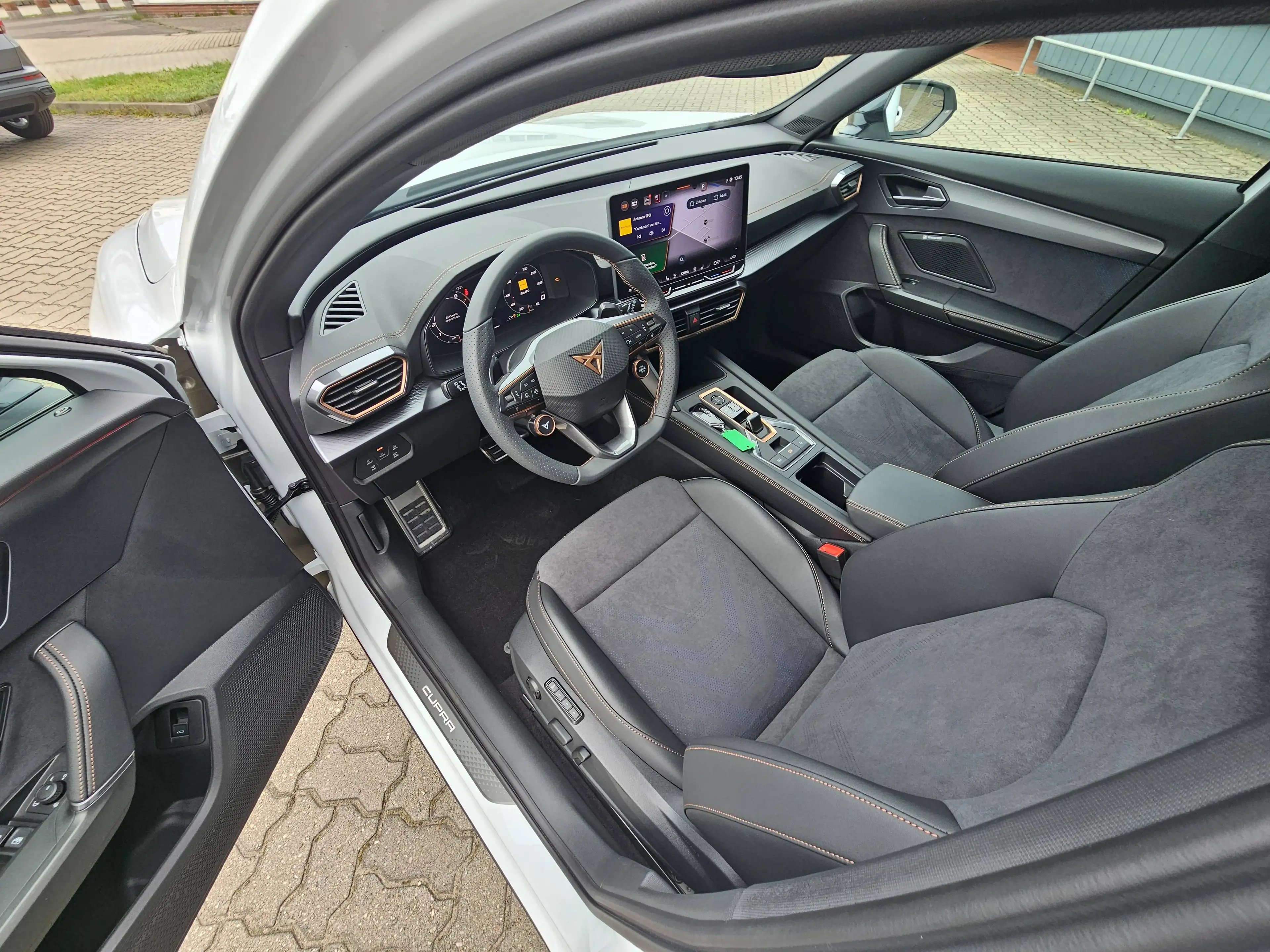 CUPRA Formentor VZ 2.0 TSI 245 kW 4Drive *Matrix-LED, Navi, DCC, Sennheiser, AHZV, ACC, elektr. Heckklappe* — photo 3