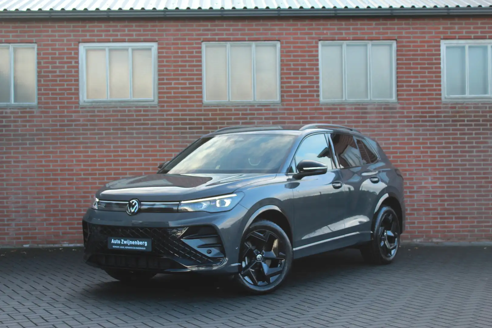 Volkswagen Tiguan 2.0 TDI R-line | Trekhaak | 360 | Black style | Grijs - 1