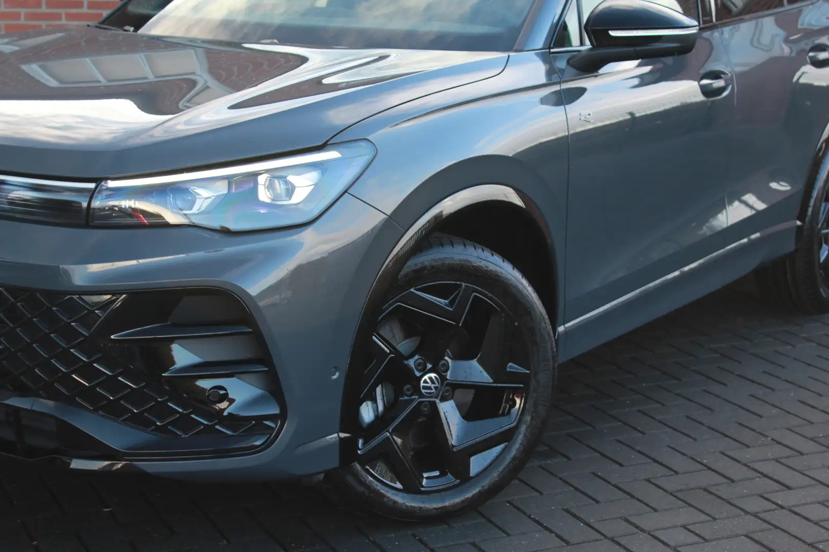 Volkswagen Tiguan 2.0 TDI R-line | Trekhaak | 360 | Black style | Grijs - 2