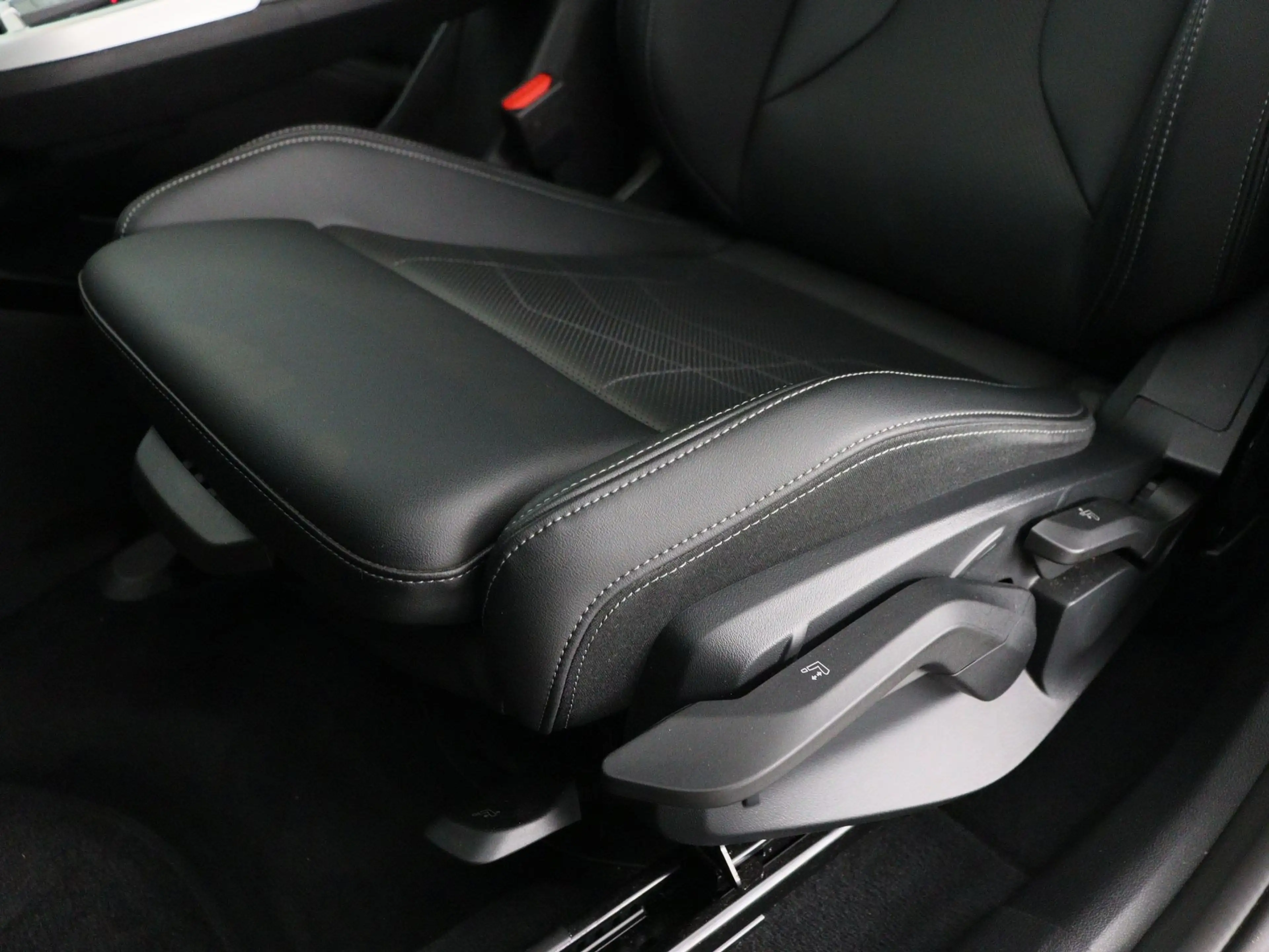BMW iX1 eDrive20 67 kWh M Sport Edition Trekhaak — photo 11