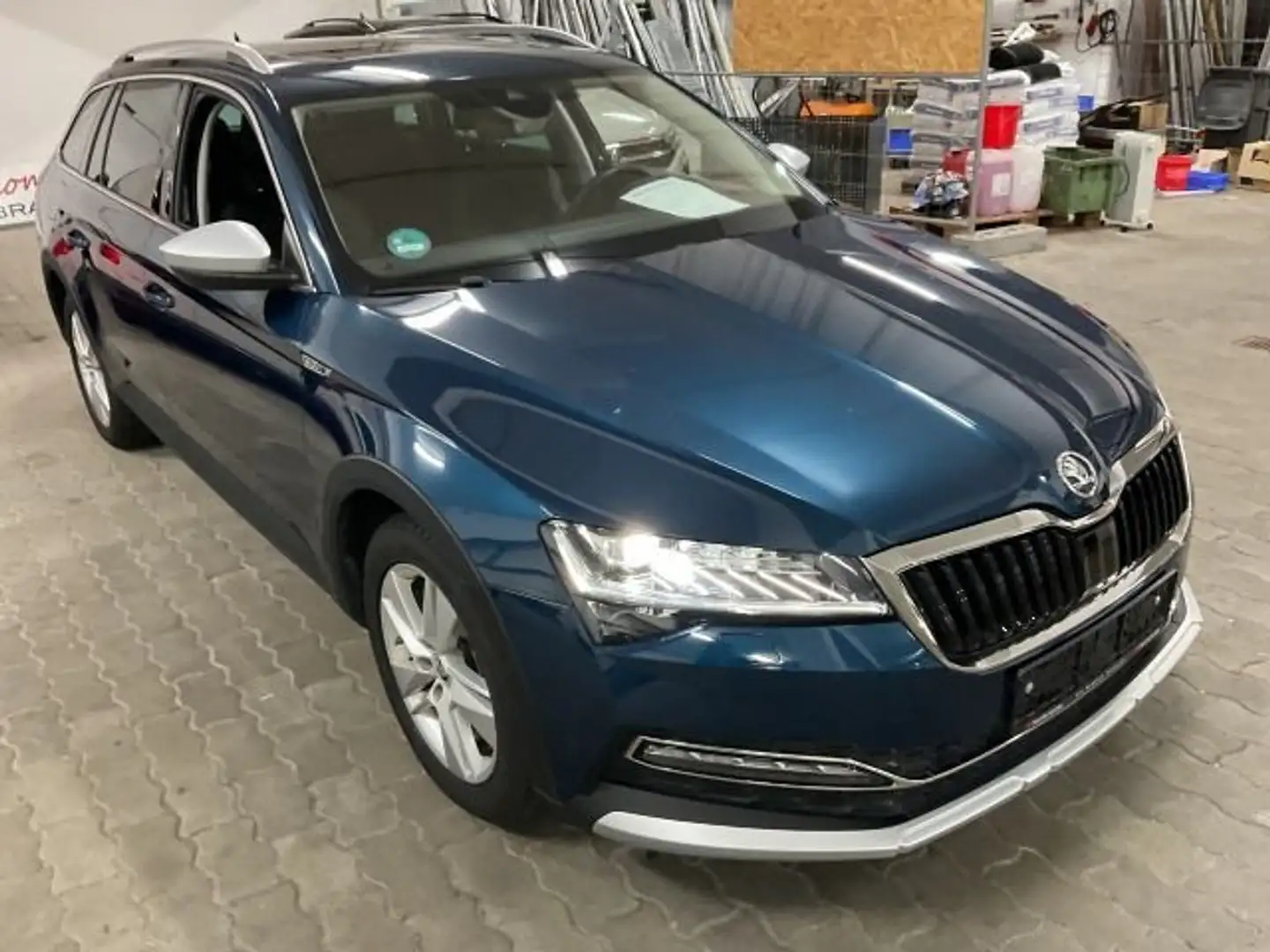 Skoda Superb Combi 2.0TDI SCOUT MATRIX+STDHZG+PANO+AHK Blau - 2
