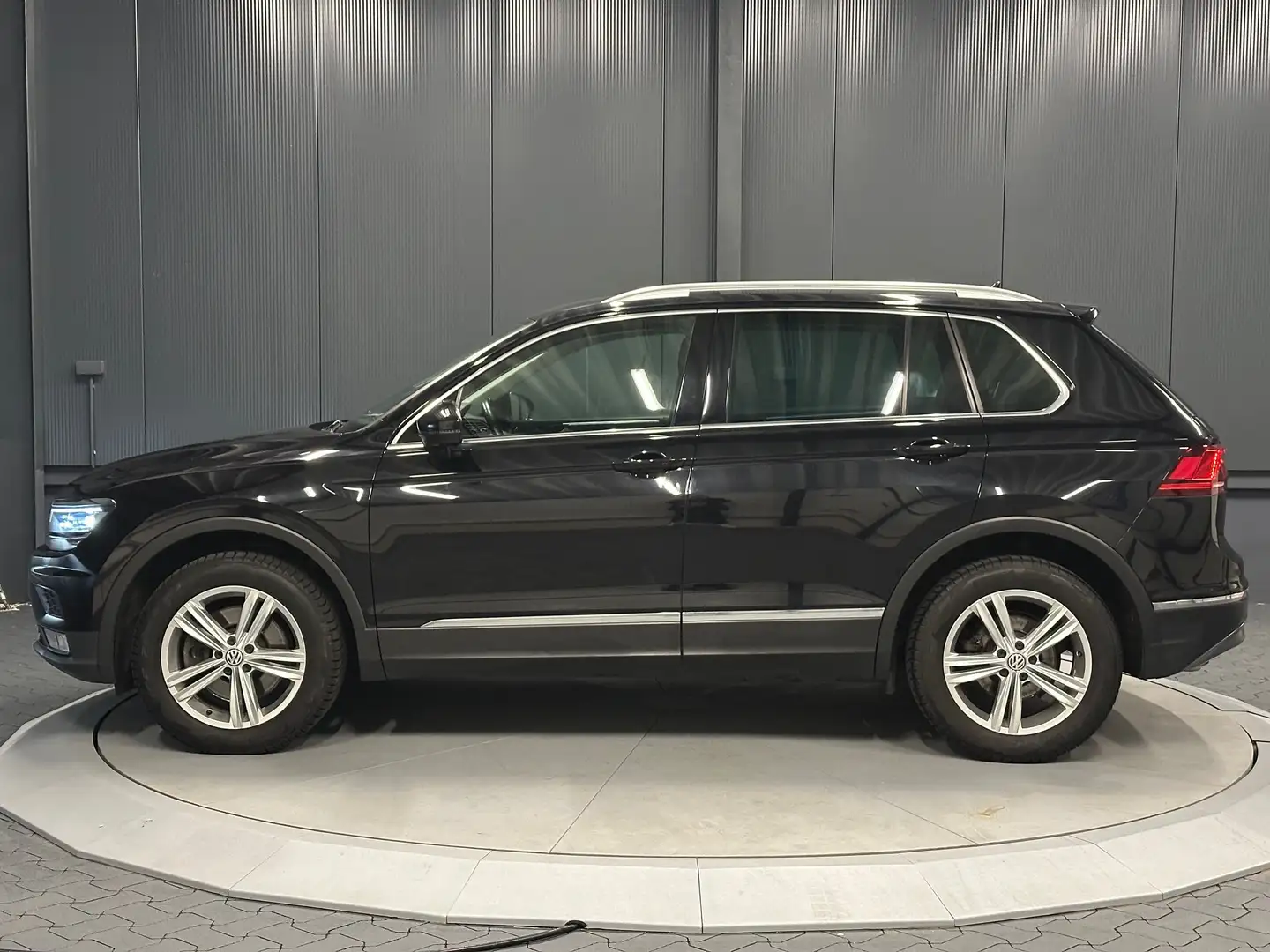 Volkswagen Tiguan 2.0 TSI DSG Highline 4Motion*AHK*Voll/LED*NAVI* Negro - 2