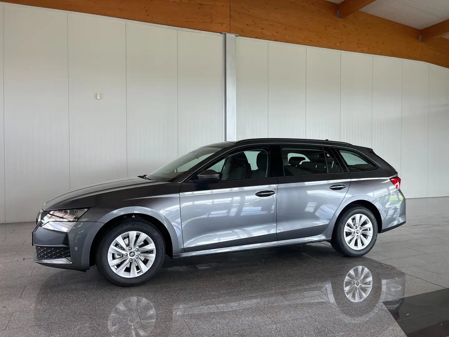 Skoda Karoq 1,5 TSI ACT Essence Grau - 1
