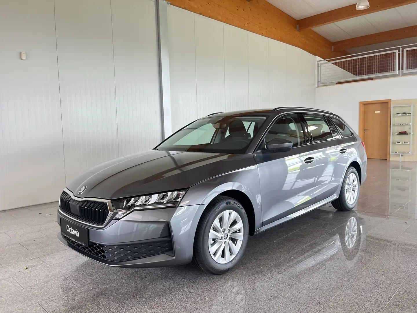 Skoda Karoq 1,5 TSI ACT Essence Grau - 2