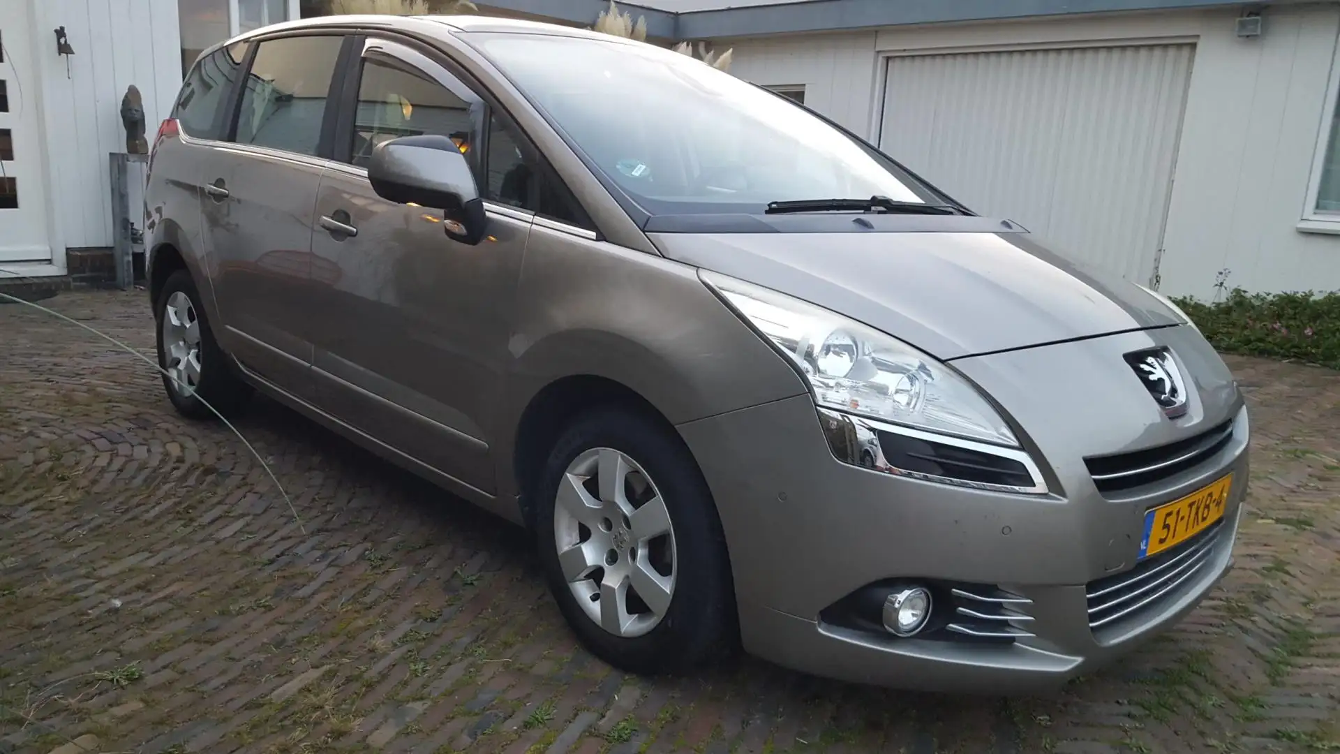 Peugeot 5008 1.6 i Active Automaat met Panoramadak, geheel in P Grijs - 2