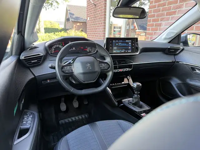 Peugeot 208 view 3