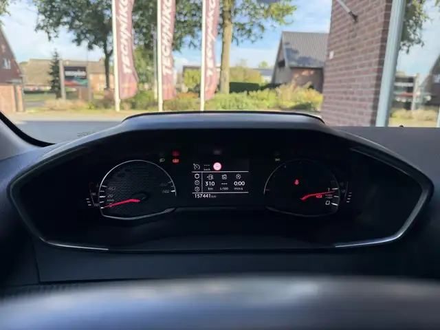 Peugeot 208 view 9