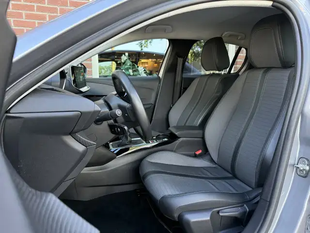 Peugeot 208 view 5