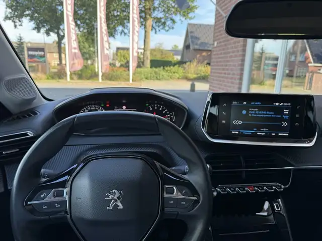 Peugeot 208 view 8