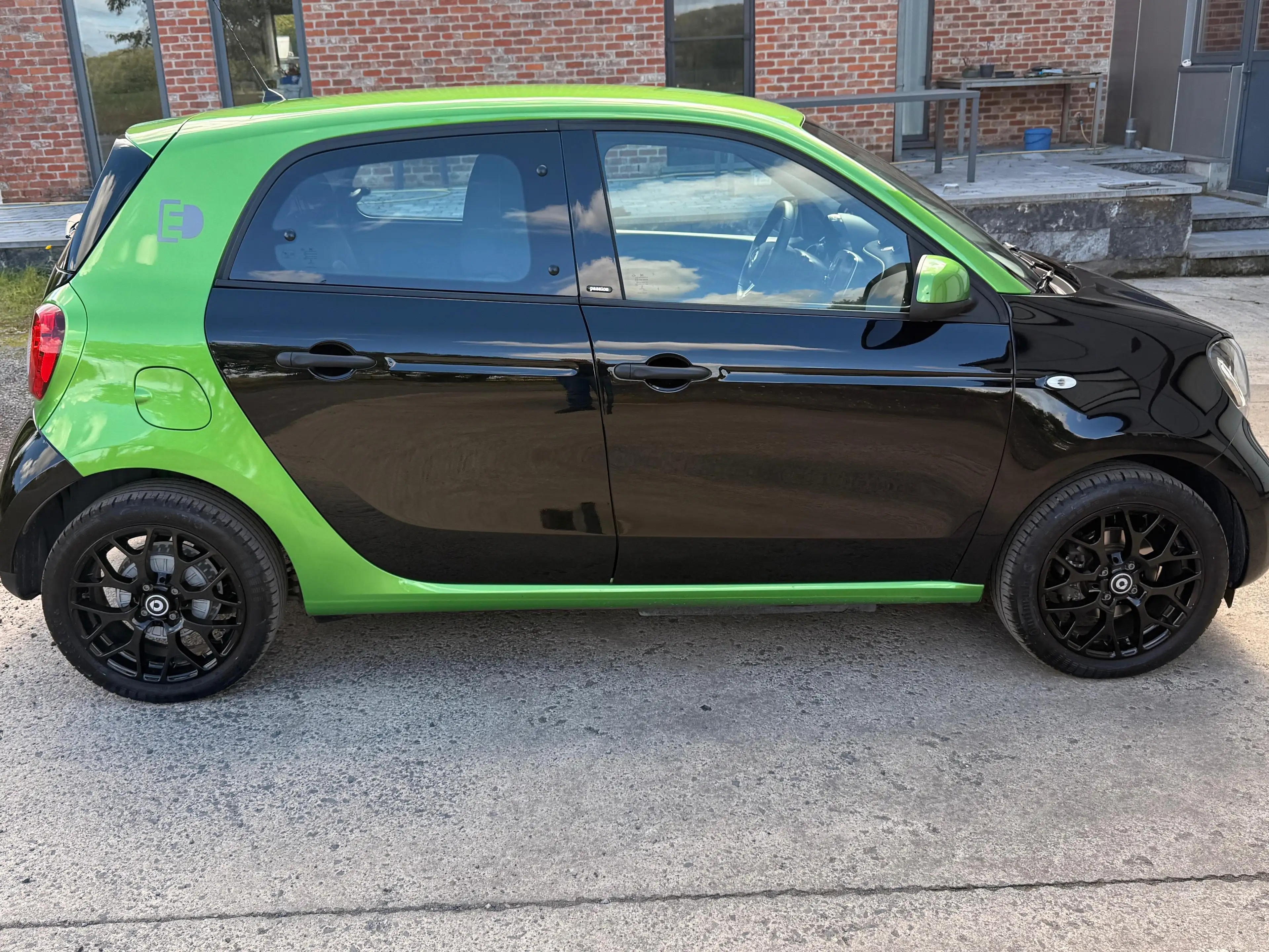 smart forFour Forfour 17.6 kWh Electric drive Passion, Navi, 1er Propriétaire — photo 6