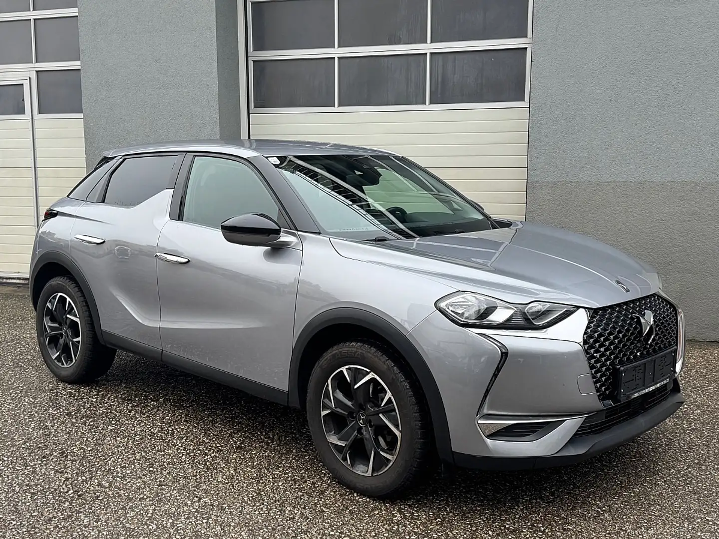 DS Automobiles DS 3 DS3 Crossback PureTech 130 EAT8 So Chic Aut. Grau - 1