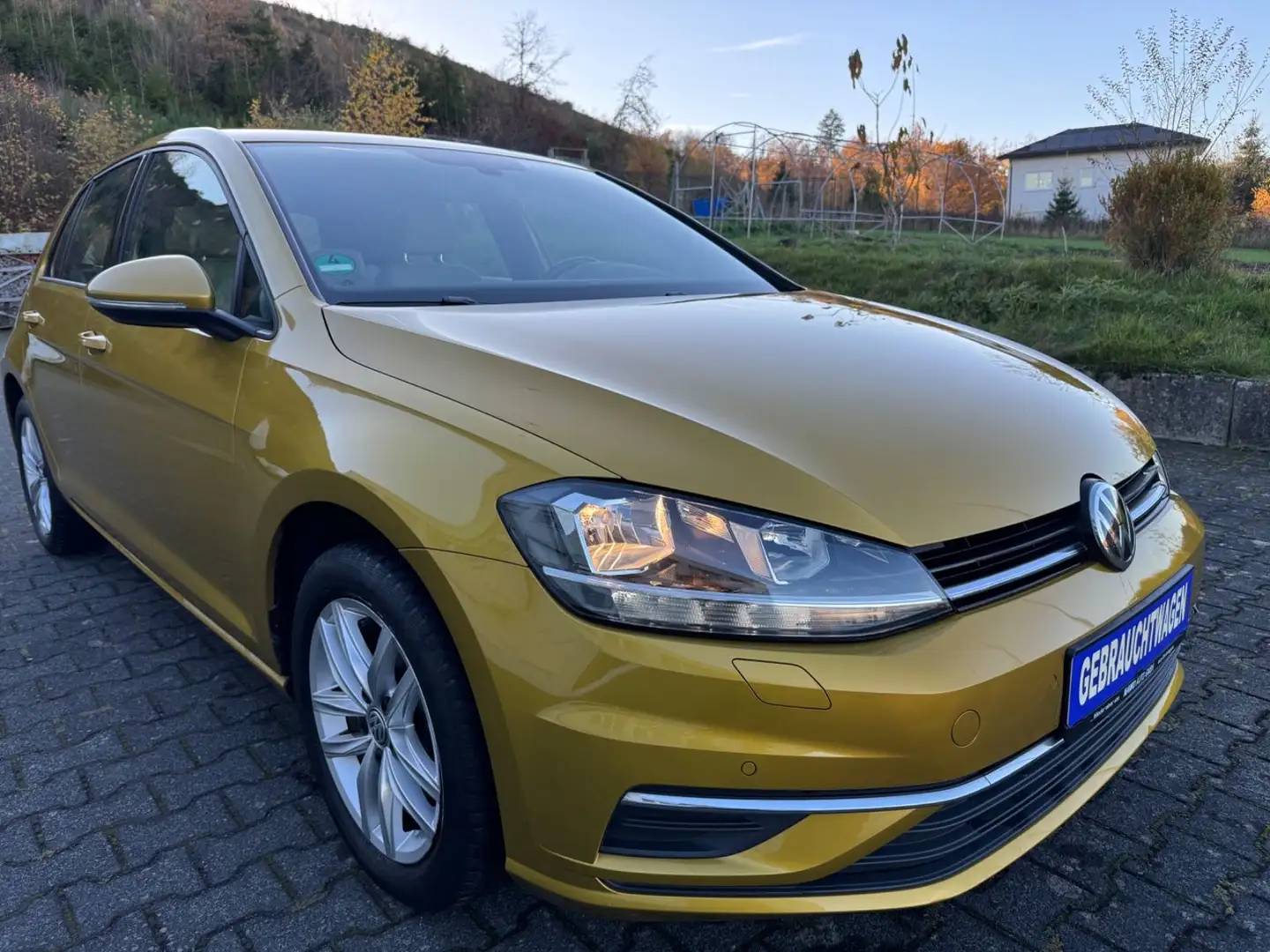 Volkswagen Golf VII-Comfortline DSG-AHK-nur 43000 km- Gelb - 1